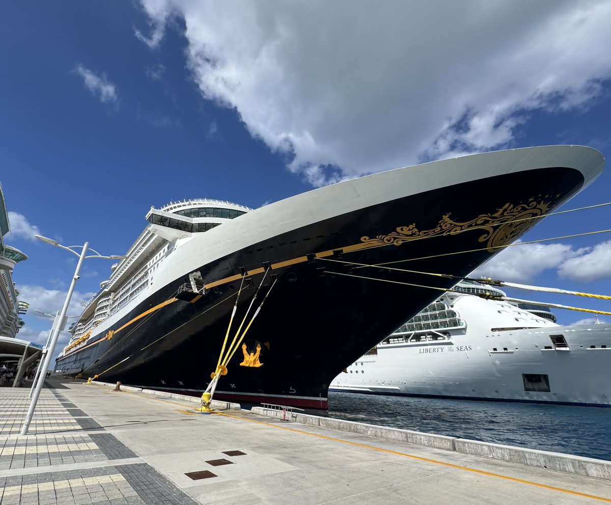 今、横浜港にディズニークルーズラインのディズニーアドベンチャーが