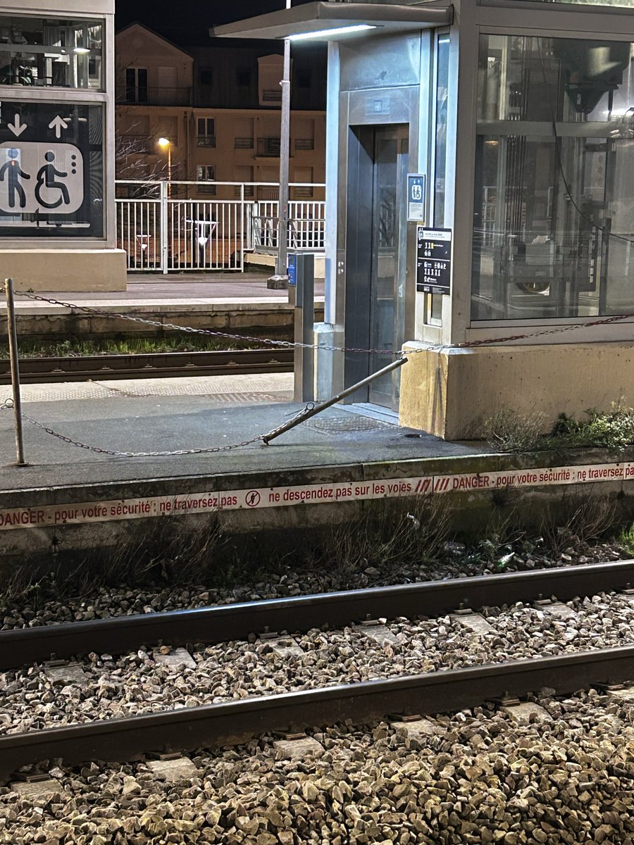 Seb_H91's tweet photo. @RERC_SNCF 
Bonjour. 
Attention quai voie 1 côté nord à BY. 
Il y a un poteau qui est démonté, le risque est l’effet de souffle lors d’un passage TER et bris de vitre! https://t.co/H8vEvLfgJ2