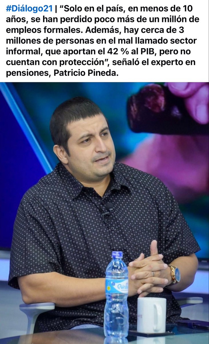 RolandoCastroSv's tweet photo. ¡Dice este señor que el país en menos de 10 años se ha perdido un poco más de un millón de empleos formales!!!!!

¿De que mercado laboral está hablando ?

¿ A que país se refiere?

Hoy en día cualquier persona llega hablar disparates a los medios de comunicación, sin ningún filtro técnico que asegure la veracidad de lo que se dice.

El Salvador 🇸🇻 en 2019 junio que llegó el Presidente @nayibbukele encontramos un empleo formal que no pasaba los 860,000.

Con crecimientos  interanuales pírricos.

Al 2025 el cierre del año culminó arriba de un millón.

De donde saca el dato este Sr. que el país ha perdido más de un millón.

Si la lógica funcionara tal como él lo define, no existiría ni un empleo formal en El Salvador 🇸🇻 

Con esa desfachatez mienten y buscan confundir a la población.
