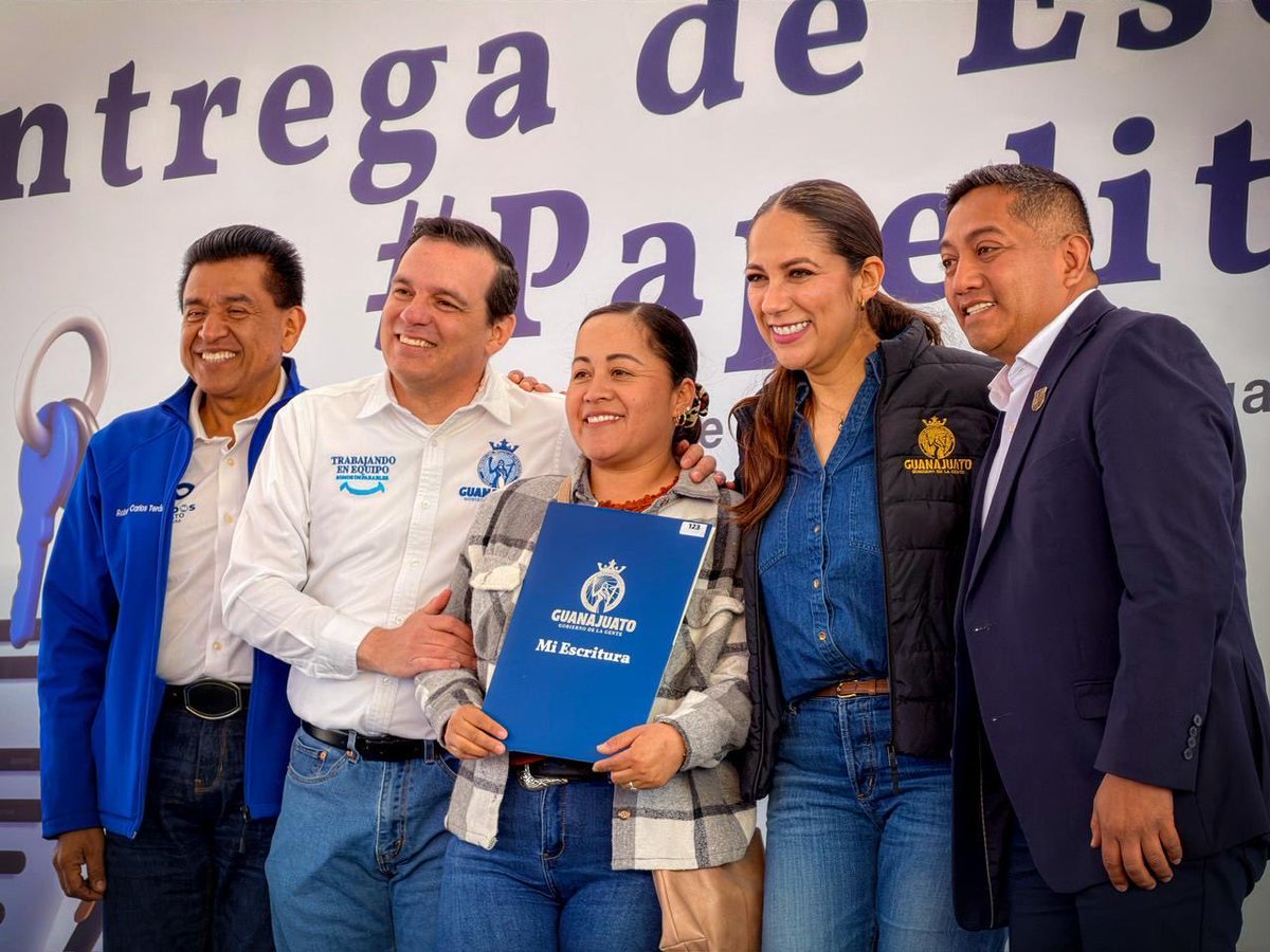 En #SanDiegoDeLaUnión, acompañamos a la Gobernadora <a href="/LibiaDennise/">Libia Dennise</a> en la entrega de escrituras del programa “Papelito Habla” y en la inauguración del camino rural a Nainare.

Con acciones y obras como estas refrendamos nuestro compromiso de llegar a cada rincón de Guanajuato. 💙