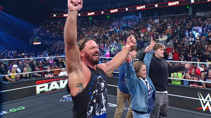 Ahora sí, es el fin de una era. 

AJ Styles se retira del wrestling. Deja su mítica chaqueta y guantes en el ring, amigos del pasado y presente lo despiden, incluido el Undertaker. Con su familia, celebra su nombramiento como parte del Salón de la Fama WWE

#WWERaw