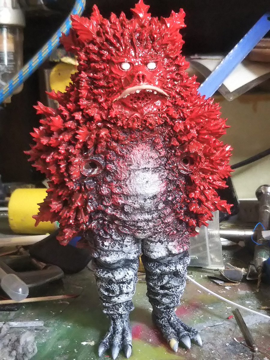 獣志道さんのガラモンのガレージキット製作。墨流しの後、エナメルシンナーで拭き取ってモールドをハッキリさせました。顔も周りのトゲの色調に馴染んできました。これ後、体と手足はエアブラシで墨流しを少しぼやかします。