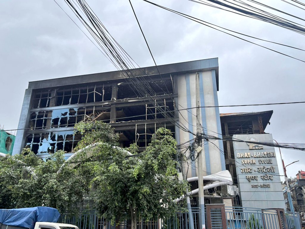 यो देशमा गरिखान नसकेर विदेशिनुपर्‍यो पनि भन्ने, देशमा इलम गरेर पैसा कमाउनेलाई दुश्मन देख्ने! आज"अरुले देश सके, हामी बनाउँछौँ" भन्नेले नै हैन हिजो मीनबहादुरका २८ मध्ये २१ स्टोरमा लुटपाट, तोडफोड र आगजनी गरेको? जबजब भाटभटेनी देख्छु यी भष्मासुरहरु सम्झेर जिउमा काँडा उम्रिन्छ मेरो।