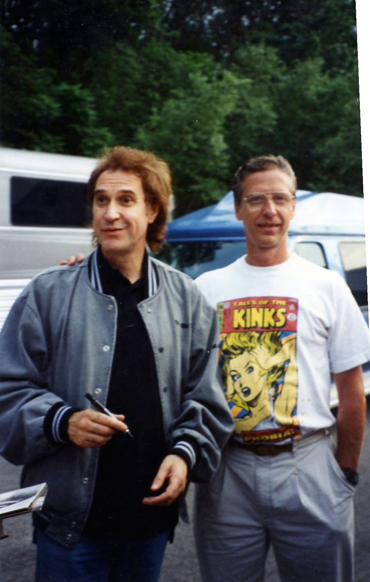 Ray during kinks 1995 last USA tour...
photo by Dan the Fan for the kinks preservation society