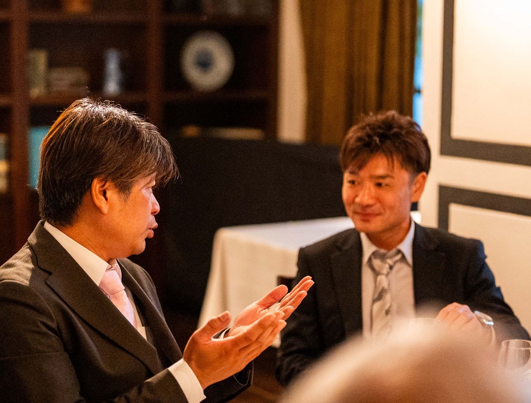 先日の元チームメイトの結婚式で
中富さんと横江社長
ヒソヒソ話し…(^_^;)