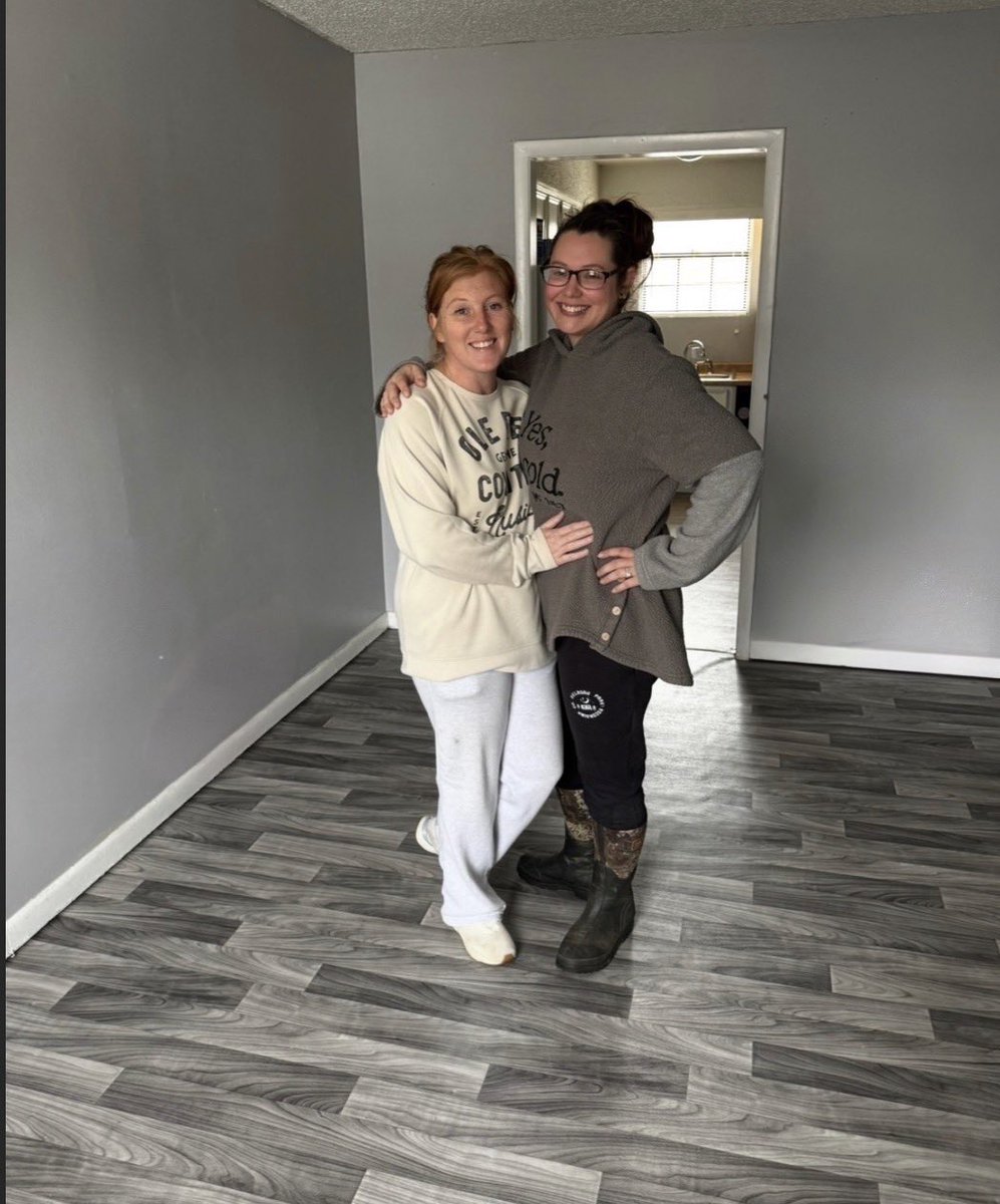 SarahAshleyNash's tweet photo. One month ago we said goodbye to our old house… and wow, what a month it’s been!! 🏡💫
Still unpacking boxes (let’s be honest 😅), but loving this new season of life already. Cheers to fresh starts and new memories in our new home!
#OneMonthLater
#NewBeginnings
#FreshStart https://t.co/t8uJdRHni4