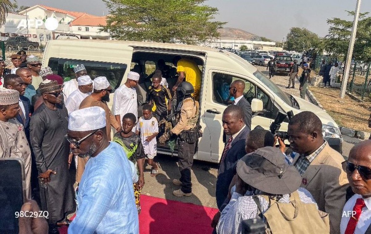 AlertaNews24's tweet photo. 🇳🇬 | El gobierno nigeriano pagó millones de dólares a militantes de Boko Haram para liberar a 230 niños y personal yihadista secuestrados de una escuela católica en noviembre, dijeron fuentes de inteligencia a AFP. https://t.co/2FJmJiI70x