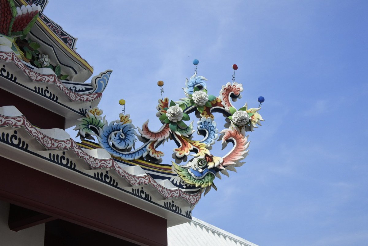 shojotsubaki02's tweet photo. เผื่อมีคนสนใจงานปูนปั้นจีนในวัดไทย แนะนำลองไปวัดบวรนี่แหละ ตรงบางลำพู เงียบดี อยู่ถ่ายรูปได้แบบไม่ติดคนทั้งวัน ไม่ค่อยร้อนมากเพราะอาคารค่อนข้างชิดกัน เขาผสมๆงานจีนๆอย่าง ผนังไซอิ๋วในวัดเถรวาท หางหงส์แต่มีมังกร เท่ดี สีสดสะใจ https://t.co/z9dSqFQ1m6