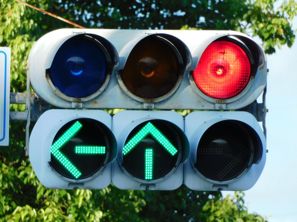 静岡の富士市に設置されていた矢印灯付きの小糸工業銘板の丸形灯器300Φ