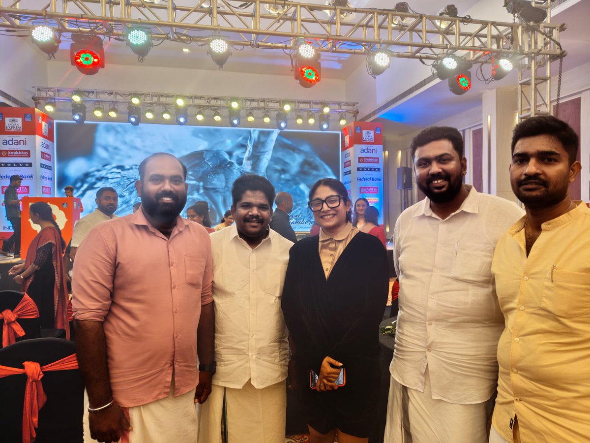 nipinkrishnan's tweet photo. With the most vibrant #abhayahiranmayi https://t.co/IbewkMii1h