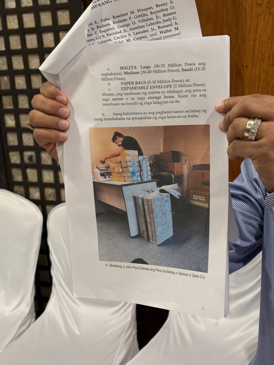 smninews's tweet photo. MALETA DELIVERY?

Isinapubliko ni Atty. Levi Baligod ang male-maletang pera na idinedeliver umano ng mga ex-Marines sa ilang politiko.

(1/2) https://t.co/uKugEwOIWw