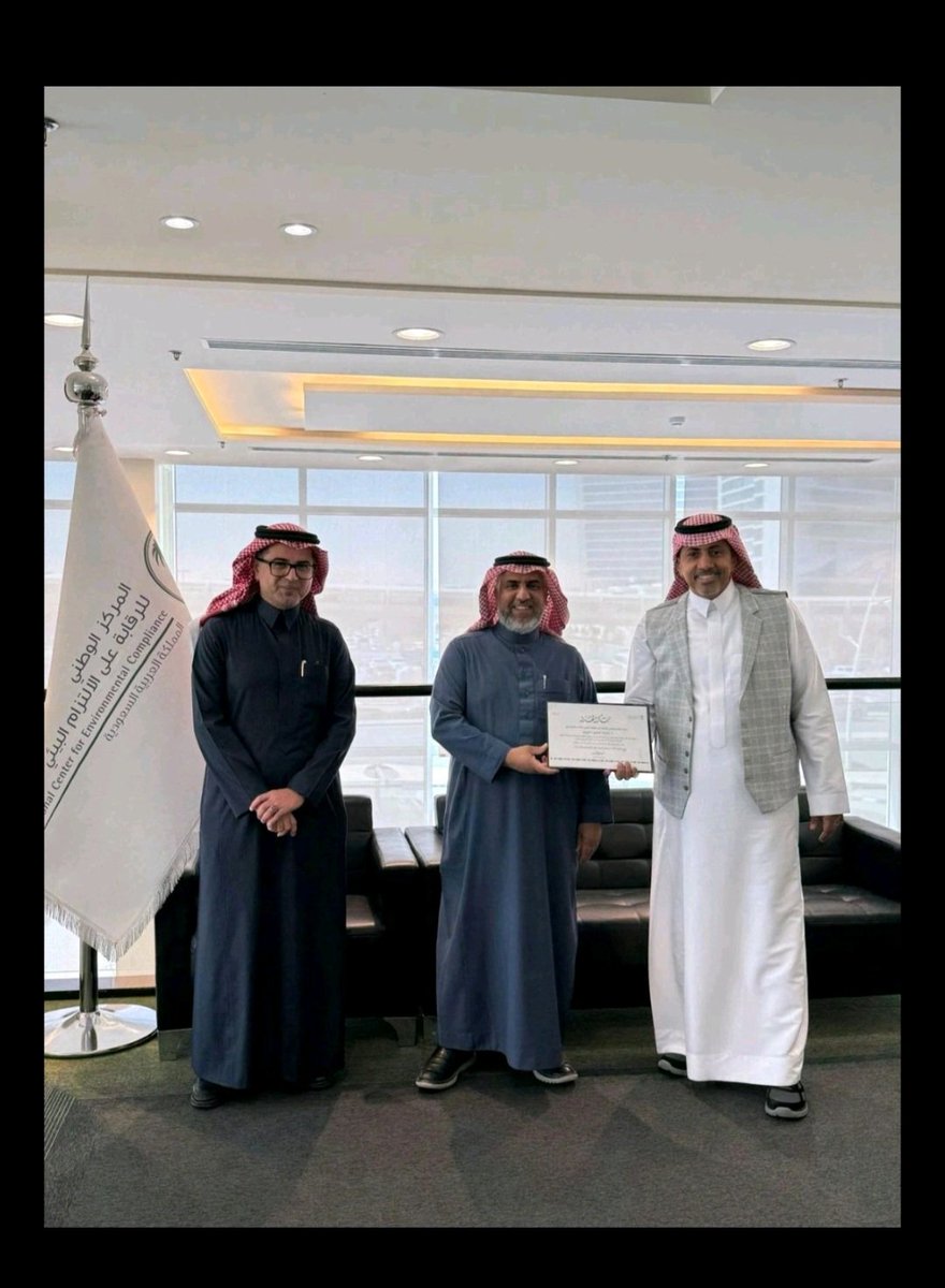 abothamer30's tweet photo. سعدت بتكريم سعادة الرئيس التنفيذي NCECKSA وسعادة المدير التنفيذي العمليات الرصد Anwar Alnahdi والذي أعتبره تقديرًا أعتز به للجهود المبذولة والمشاركة في إصدار التقارير السنوية للأوساط البيئية.
هذا التكريم يمثل دافعًا كبيرًا لي للاستمرار في العمل وتقديم الأفضل، ويعكس دعم القيادة. https://t.co/V3FxMIcRhq