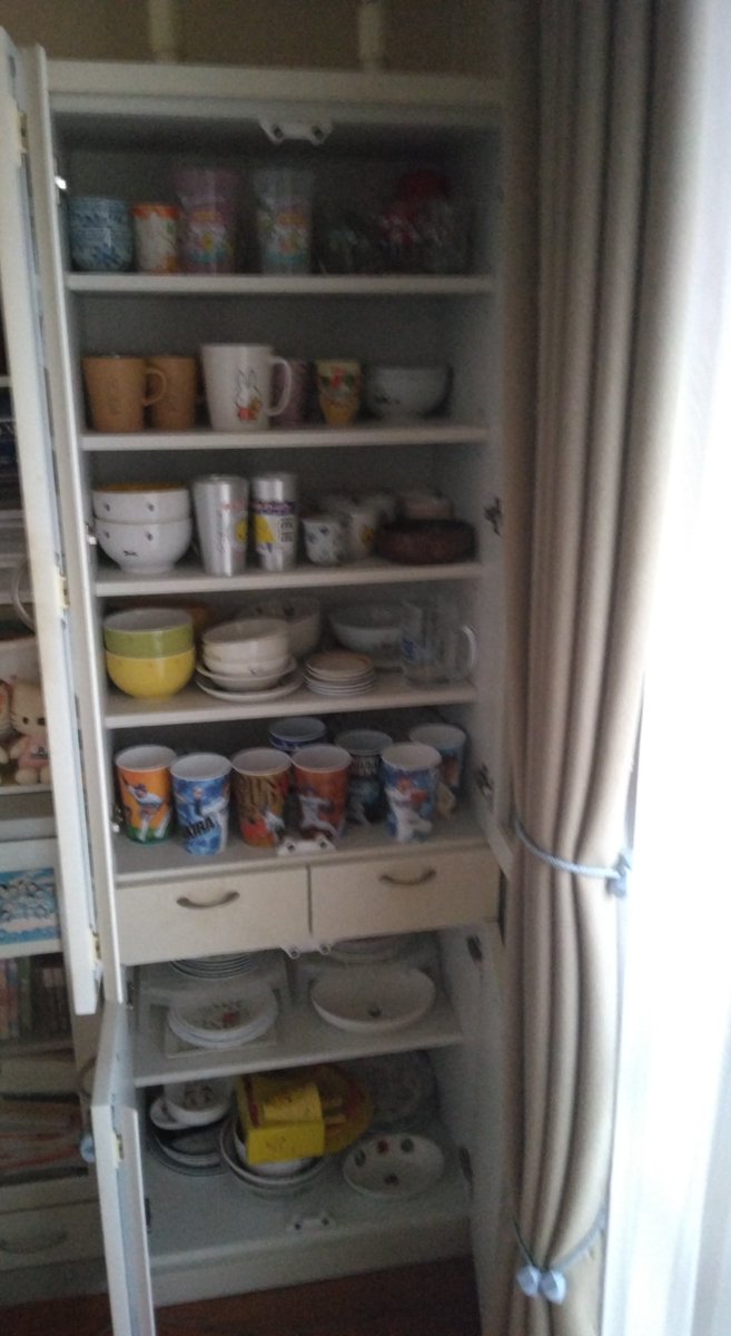 こんにちは⛅ 我が家は食器棚がリビングの方に置いてあって食事の時に