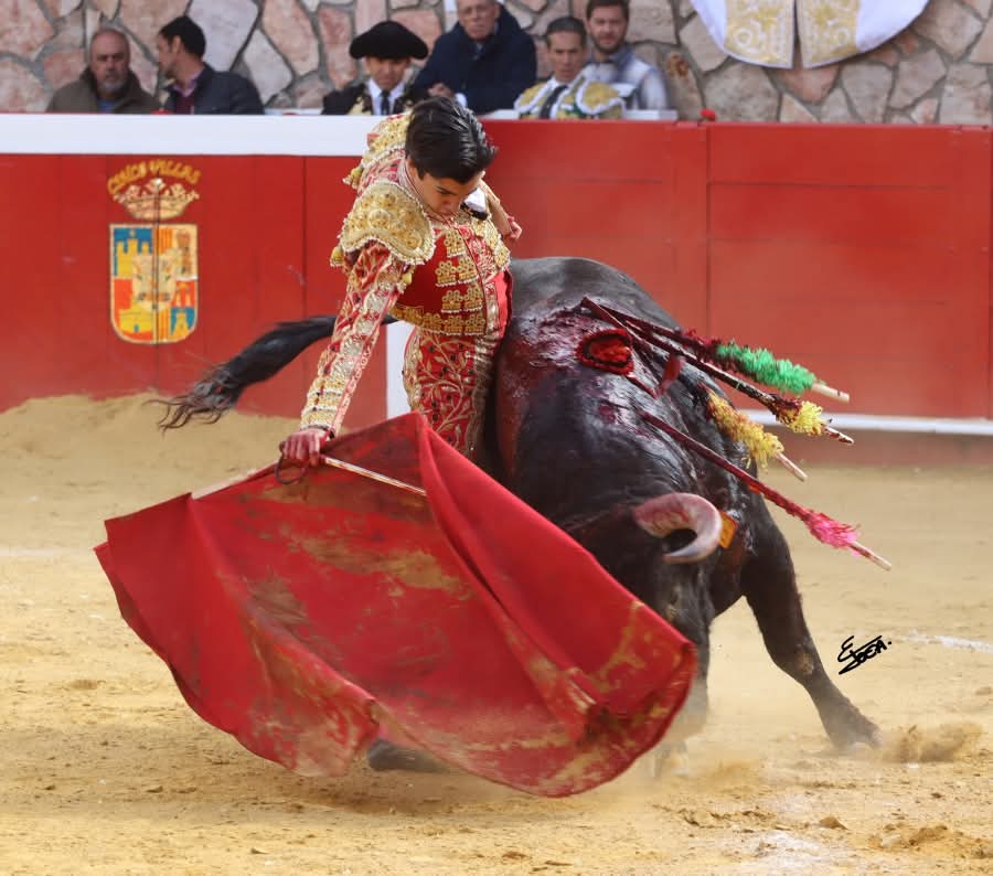 Matador Marco Perez su presentación en la Plaza de <a href="/CincoVillasMex/">Cinco Villas</a>