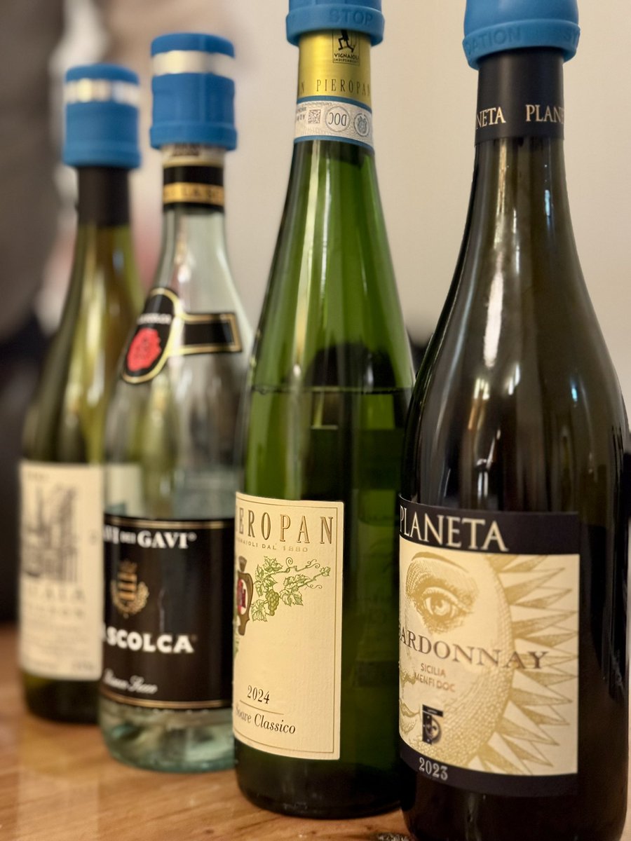 RESCORT_you's tweet photo. 本当は教えたくないとっておき☝🏻最強すぎる"カスタムオーダー"イタリアン🍷

＊＊ここへ行け！＊＊
好きなものを好きなだけ！夜な夜な食通がお忍びで集う西麻布らしい隠れ家リストランテ。
シェフが自信を持って厳選した食材が盛りだくさんのショーケースを客人の目の前で披露。
食材・調理法・分量を気の向くままに、お腹事情も考えわがままオーダーできるのは新感覚！
もちろん料理の味も折り紙付き！ワインを片手に"自分だけの"食事を愉しむ時間は大人の贅沢だ。

＜ピックアップメニュー＞
「自分だけの食事」に料金は不問でいきましょう。大人の贅沢を心ゆくまでお楽しみを！
私は【前菜・食材指定 → パスタ → メインディッシュ → デザート】でリクエスト。
前段で4品、パスタは3種注文して3名でシェア、メインは名物らしい「カツレツ」にした。
デザート2種にエスプレッソでフィニッシュをキメた。ほどよいペースで2時間前後と最適。
食べすぎ飲みすぎがなければ、20,000円前後には収まると思われる。これぞグルメエンタメ！

＜ドリンクメニュー＞
スパークリングやワインはソムリエ厳選で外れなし、バイザグラスで1,200円～が単価目安。
イタリアビールやカクテルなども取りそろえている。ノンアルコールも充実でどなたでも安心！

＜〆のひとこと（備考など）＞
深夜11時に個室でお忍び会合！業界人御用達だと思われるが、想像よりアットホームで居心地◎