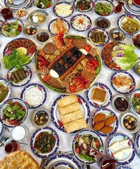 Ramazan ayında iftar sofralarının en önemli misafirleri, şüphesiz fakirler, yoksullar, yetimler, kimsesizler ve ihtiyaç sahipleridir. Onlara iftar vermek çok sevaptır.
Hadis: En şerli yemek zenginler çağrılıp, fakirlerin çağrılmadığı #Ramazan yemeğidir.
