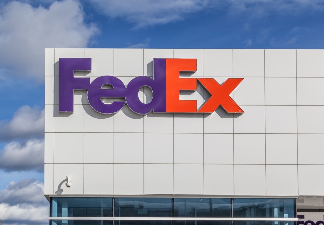 CryptoNewsHntrs's tweet image. FEDEX SUES U.S. SEEKING FULL REFUND OF EMERGENCY TARIFFS FOLLOWING SUPREME COURT RULING.

#FedEx #USTariffs #SupremeCourt #Tariffs #TradePolicy #LegalBattle #US