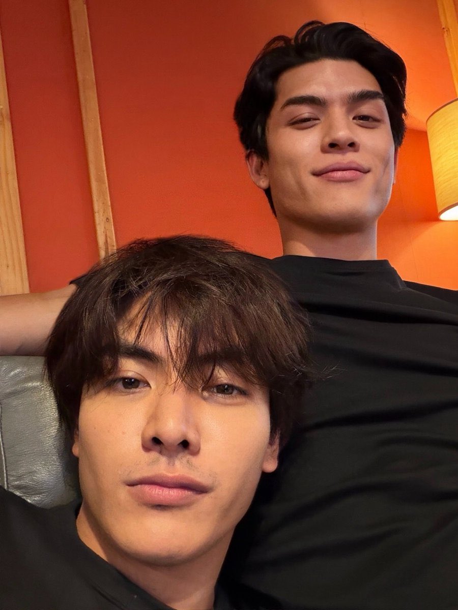 byylupe's tweet photo. gw liat liat nih yah, joong kalo foto sama joss emang rada centil gemes gtu yah

#jossjoong jaya jaya https://t.co/mz1fdr6AQ7