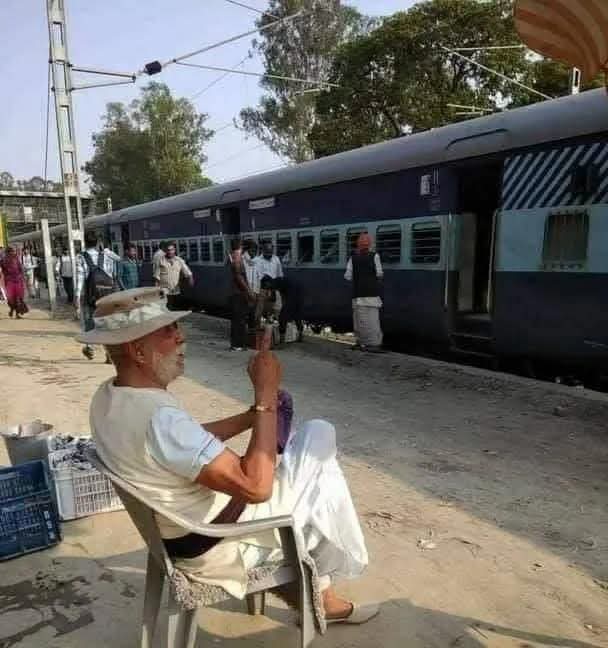 saurabh96961100's tweet photo. ये हैं भदरी रियासत के नरेश राजा उदय प्रताप सिंह जी।

जो आज भी यूपी के कुंडा हरनामगंज स्टेशन पर रोज शाम 4.30 बजे की ट्रेन प्रयागराज-लखनऊ इंटरसिटी एक्सप्रेस का इंतजार करते हैं।

और जैसे ही ट्रेन आती है उदय प्रताप सिंह के लगभग 40 आदमी हर डिब्बे में नाश्ते का पैकेट बांटना शुरू कर देतें हैं।

ट्रेन लगभग 2 मिनट खड़ी होती है इतने में सभी कार्यकर्ता नाश्ते का पैकट बांट चुके होते हैं। कोई भी पैकेट और डिब्बा छूटना नहीं चाहिए 

ये शाही परंपरा साल 1930 से चली आ रही है।क्या आपको इसके पीछे की कोई कहानी पता है
#indian #Rajabhaiya #राजपूताना #rajput #rajputana