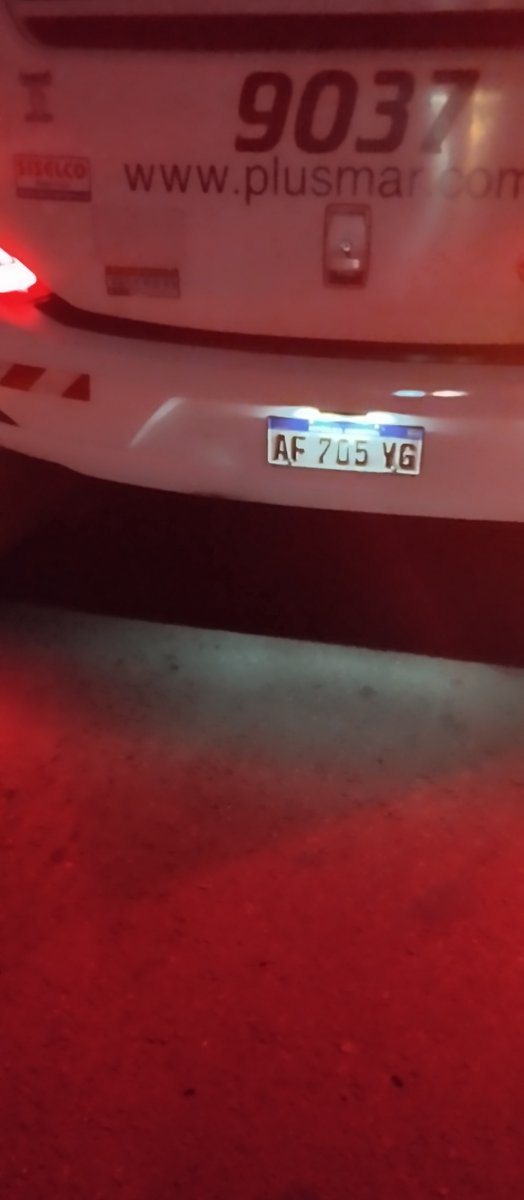 docquilmes's tweet photo. Otra vez plusmar no solo nos tocó viajar a toda velocidad de ida, ahora a la debíamos llegar 19:50 y llegamos 00:30 se rompió la rueda, si no le avisa un chofer de flecha bus estamos hablando de otra cosa @indignadoxd @julitolopez @SecreTurAmbDep @def https://t.co/6RwVicXzbo