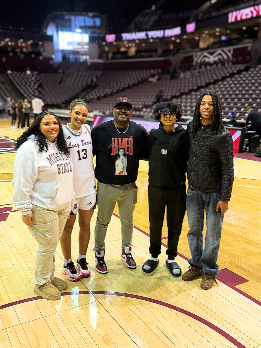 Return4_6James's tweet photo. Senior Day! Lady Bears 🐻 🏀Congrats #13 its been a great ride! Love you! https://t.co/3av67ojlW5