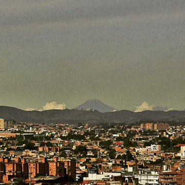 LoBuenoDeCol's tweet photo. El Nevado del Tolima visto desde 
Bogotá, en enero de 2015
 espectacular foto de @daperezro https://t.co/Jy88u8lccA