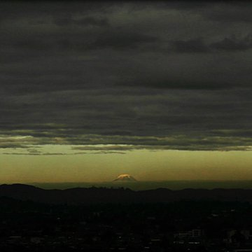 LoBuenoDeCol's tweet photo. El Nevado del Tolima visto desde 
Bogotá, en enero de 2015
 espectacular foto de @daperezro https://t.co/Jy88u8lccA