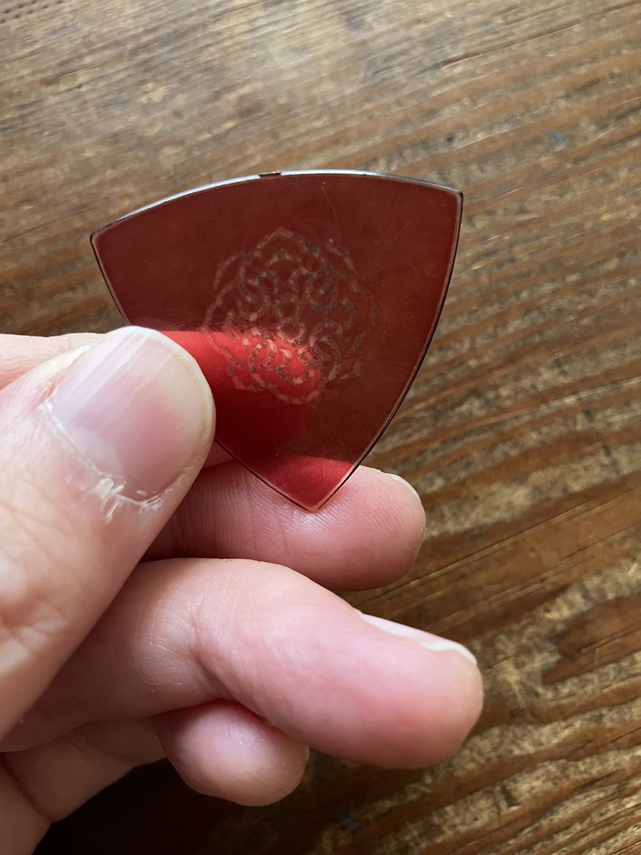 そんなライブを優しい目で見まもってくれたギタリスト大先輩が去り際に、このピック使ってみてください☺️てくださったピック。え！え！？こんなにピックで音が変わるの😳音がようわからん私でも解った！すごっ！ピックで音が変わることを初体験した27年目向春の候
（そろそろ雄先生に破門にされそう）