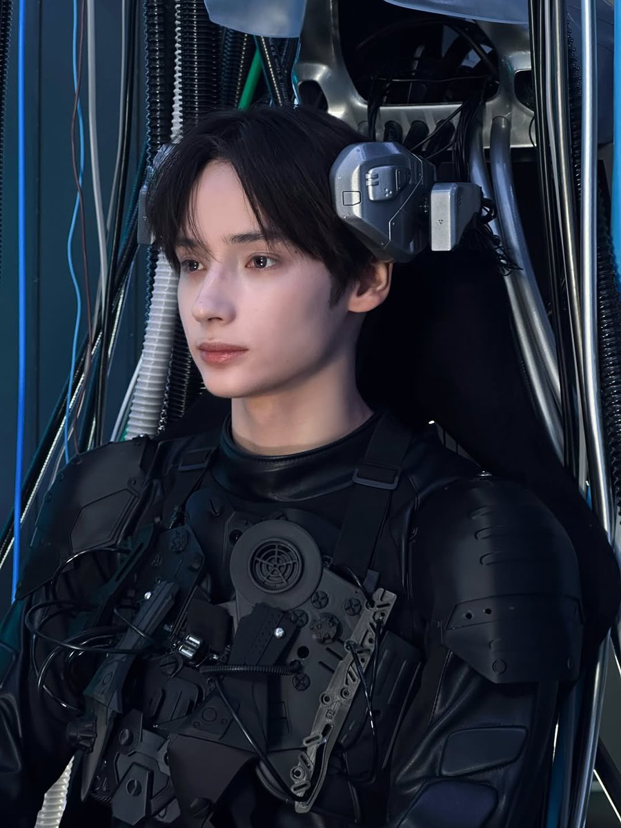 huemallow's tweet photo. the way kai is like so insanely gorgeous https://t.co/OeYgN3pIOj