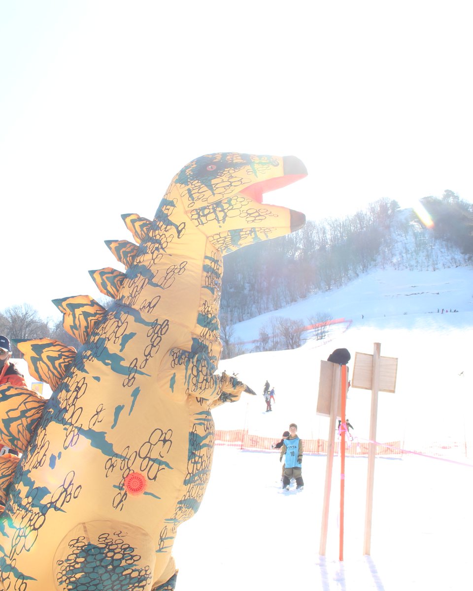 iouzen_ski's tweet photo. 【2025-2026シーズン最終営業日のゲレンデ】

2026年2月22日（日）

ティラノサウルスのお客様がご来場🦖
ゲレンデに登場すると、子どもたちも大喜びでした https://t.co/SLPXs2tWYj