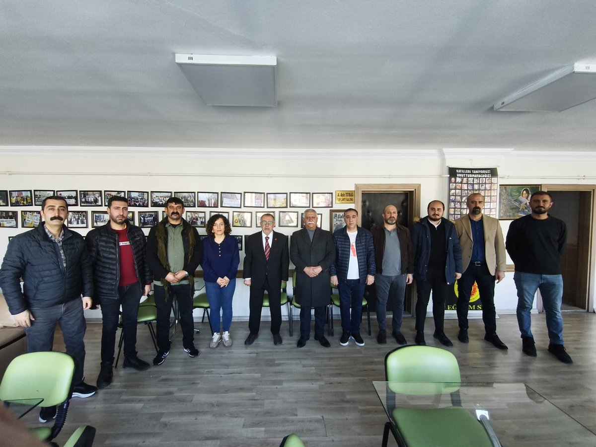 SiyarBeWan's tweet photo. CHP Van İl Başkanı Seracettin Bedirhanoğlu ve beraberindeki heyet,platformumuzu ziyaret ederek Van’da uyuşturucu ile mücadele konusunda yapılabilecekler üzerine görüş alışverişinde bulundu.Nazik ziyaretleri ve dayanışma mesajları için teşekkür ediyoruz.#UyuşturucuyaHayır #ŞiyarBe https://t.co/RlnhnTVWqt