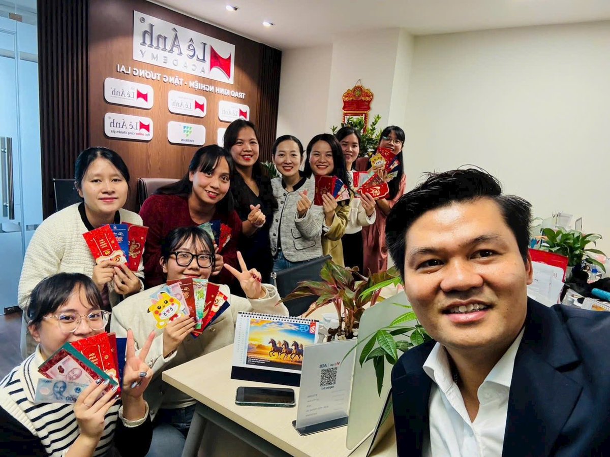 ketoanleanh's tweet photo. Khai Xuân 2026
Chúng tớ chọn đón chào năm mới với sự đoàn kết, hội tụ sức mạnh để đưa Lê Ánh Academy phát triển hơn nữa!
Chúc các anh/chị/em năm mới An khang thịnh vượng, mọi điều như ý ☘️🎊🫶 https://t.co/gvrf5oxH7y