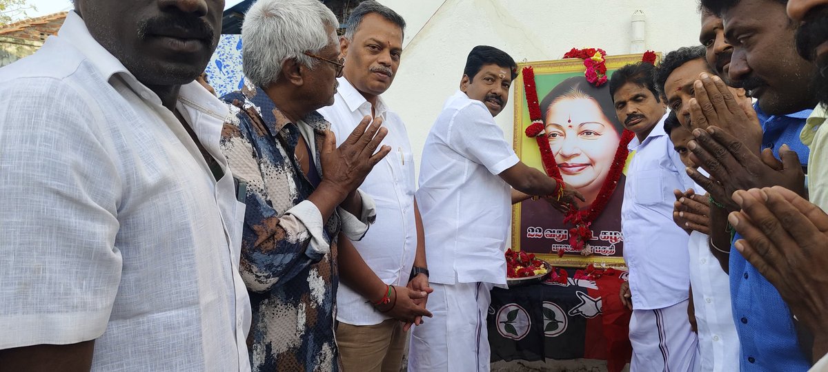 srinivasan_js's tweet photo. தமிழர் குலசாமி, மாண்புமிகு இதயதெய்வம் புரட்சி தலைவி #அம்மா அவர்களின் 78வது புனித பிறந்தநாளை முன்னிட்டு 

திருச்சி மாநகர் மாவட்டம், பாலக்கரை பகுதி, 32A வட்ட கழகத்தில்,

மாண்புமிகு அம்மா அவர்களின் திருவுருவ படத்திற்கு மலர் தூவி மரியாதை செலுத்தி, கழக கொடி ஏற்றி பொதுமக்களுக்கு இனிப்பு மற்றும் அன்னதானம் வழங்கினோம்.

இந்நிகழ்வில் கழக நிர்வாகிகள் பெருந்திரளாக பங்கேற்றனர்

#அம்மா #ADMK #AMMA #EdappadiPalaniswami @EPSTamilNadu