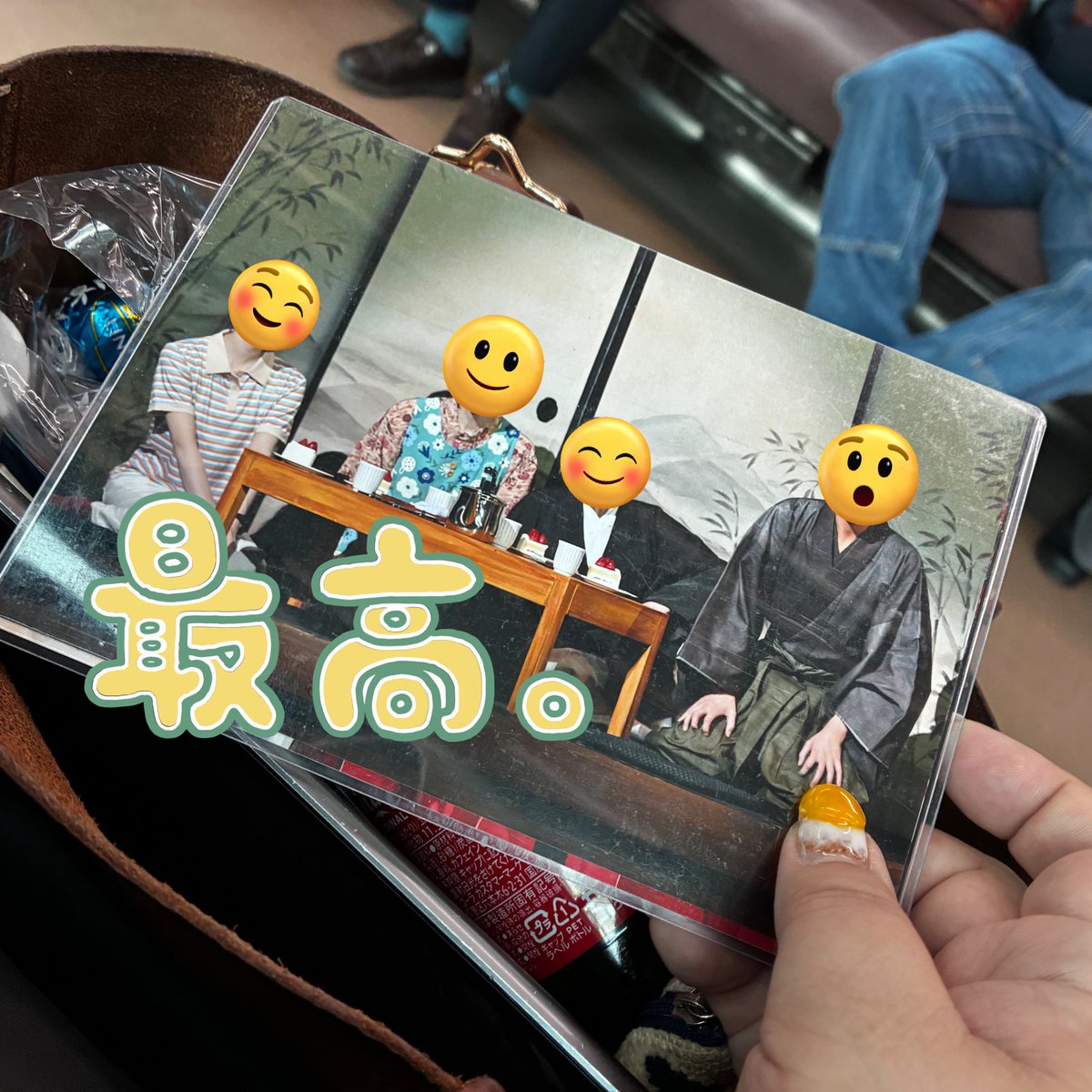 今日からまた出張なのですが
三連休からの出張嫌すぎるので
自分を甘やかすために大量のチョコと
大切な家族の写真を持ちました
ええ住職ご夫婦と高坂さんと優子殿の！