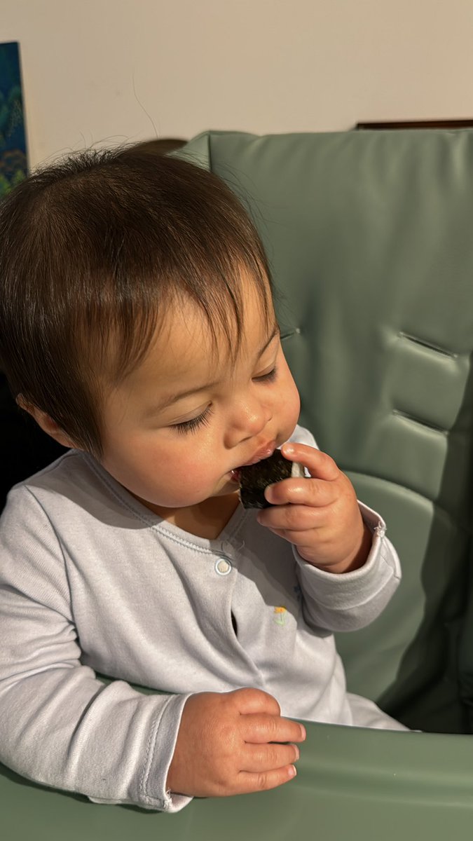 Khusyuk betul dia makan sushi timun &amp; avocado dinner semalam.