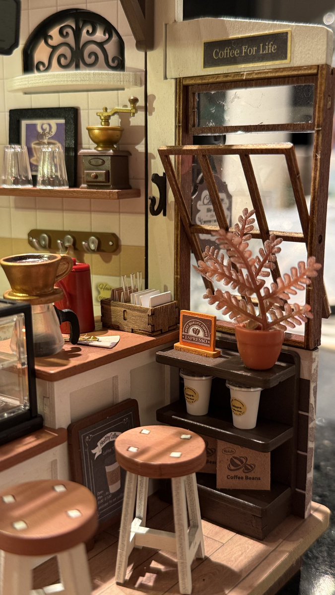 terminé la cafetería miniatura, la amo demasiado 😭