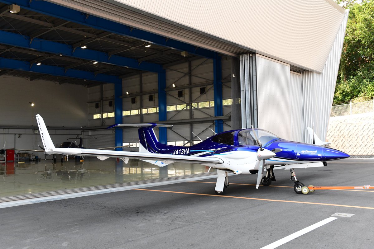 Honda_Airways's tweet photo. 大分の格納庫から一枚📸
出番を待つDA42、いつ見ても惚れ惚れする格好良さです✨
静寂の中で放つ圧倒的な存在感と機能美
皆さんはどの角度のシルエットが好きですか?
リクエストがあれば撮ってみます😊
#空のHonda #本田航空 #飛行機好き #飛行機好きな人と繋がりたい #hondaisme #DA42 #大分空港 https://t.co/PC6hITxgRm