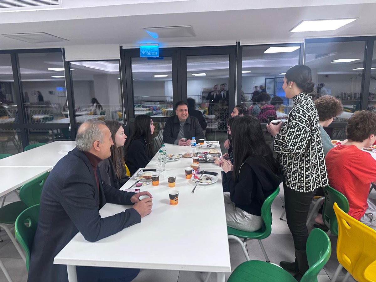 Kadıköy Anadolu Lisesi öğrencilerimizle sahur ve gönül sofrasında buluştuk.

Aklıyla, kalbiyle ve gönlüyle pırıl pırıl gençler.

🌙Ramazan bereketi ve huzuruyla pansiyonlarımız, okullarımız bir başka güzel.

Teşekkürler 
Kadıköy Anadolu!