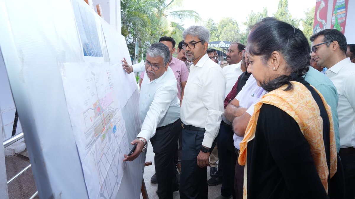 drmhyb's tweet image. Shri Sanjay Kumar Srivastava, General Manager, South Central Railway inspecting #Kacheguda Railway Station along with officials today, and discussed the developmental plans. 
Shri Santosh Kumar Verma DRM/HYB
accompanied the General Manager 
@drmsecunderabad @RailMinIndia