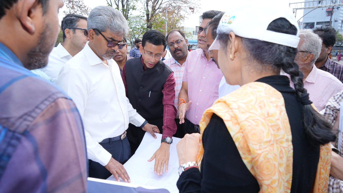 drmhyb's tweet image. Shri Sanjay Kumar Srivastava, General Manager, South Central Railway inspecting #Kacheguda Railway Station along with officials today, and discussed the developmental plans. 
Shri Santosh Kumar Verma DRM/HYB
accompanied the General Manager 
@drmsecunderabad @RailMinIndia