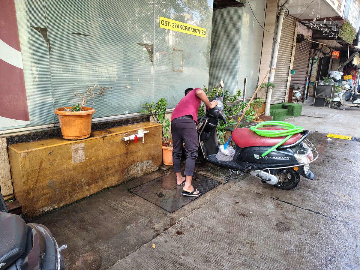hapatanwala's tweet photo. @mybmc @MumbaiPolice @MidcPolice @AndheriPS this goon waste tons of water everyday washing one single bike, when confronted starting abusing bmc and police and said not scared even if  complained coz no action will be taken since the hotel owner is well connected. Action required https://t.co/nAVZy5CAsp