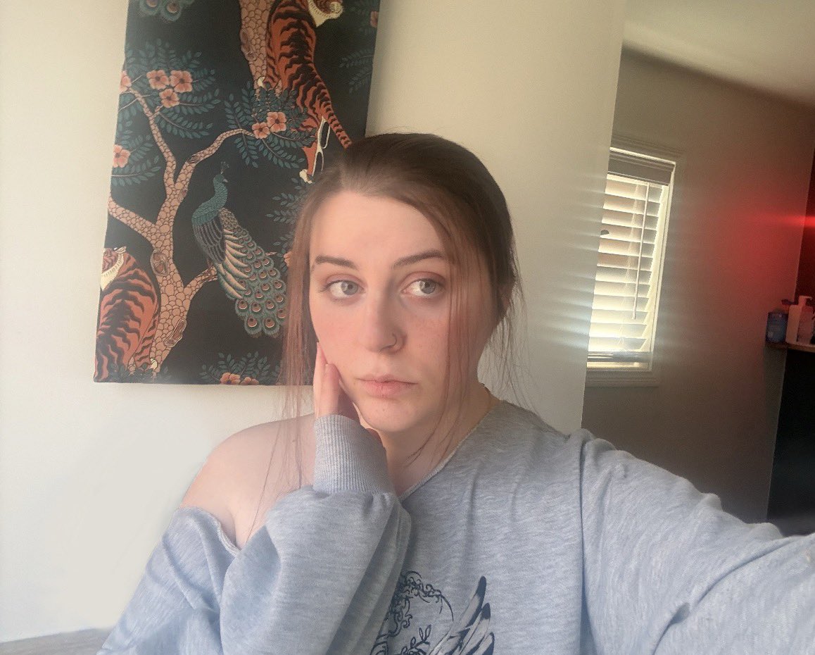 Back to burgundy hair 🙏🏻 I want my hair down to my ass ASAP