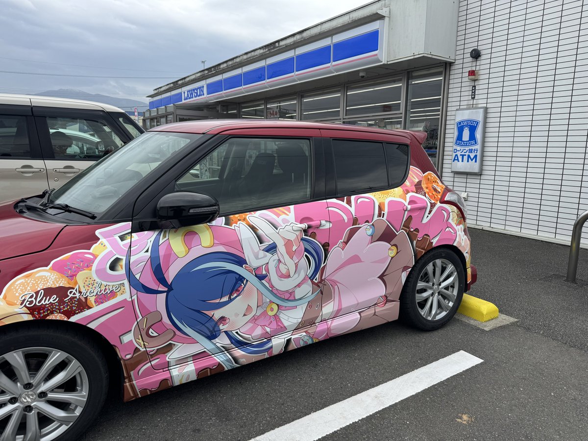 ブルアカ痛車でローソン来た