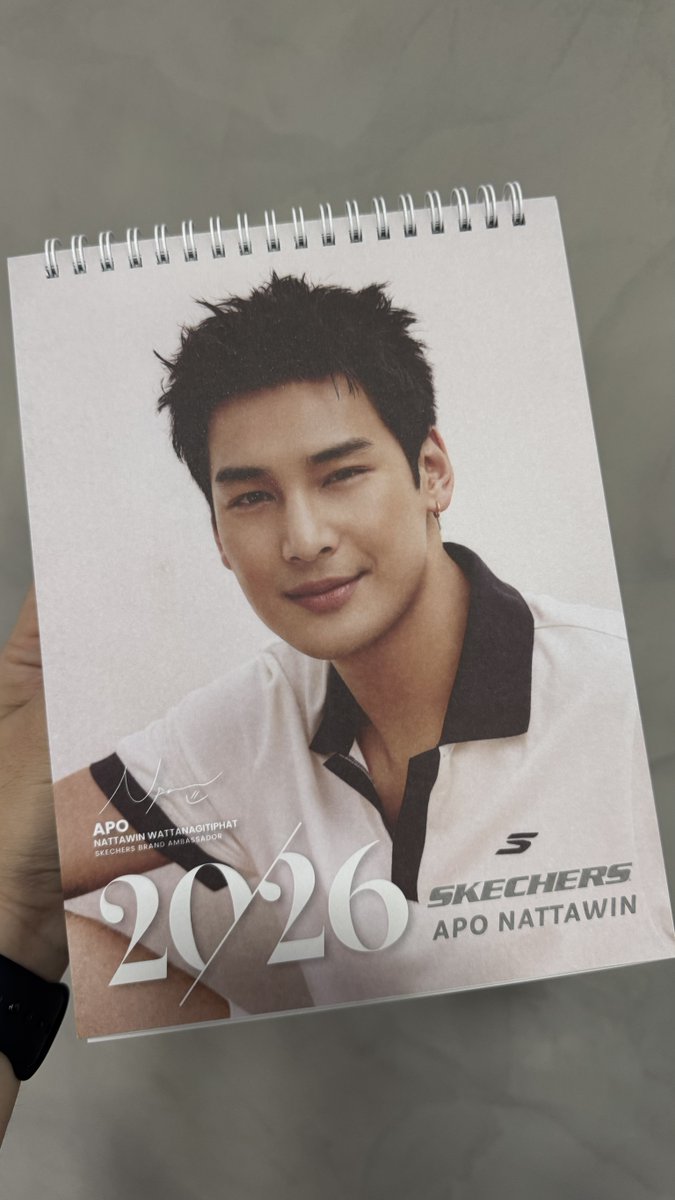 WeWearThisBrand's tweet photo. 🎂🌟🎉 HAPPY APO DAY จาก SKECHERS! 🎉🌟
รับฟรี!! ปฏิทินสุดเอ็กซ์คลูซีฟ Skechers Apo Nattawin Calendar 2026 เมื่อช้อปครบ 4,000 บาท หรือเพียง 3,500 บาท สำหรับสมาชิก SKECHERS 
รายละเอียด >> https://t.co/UzDfot7gIC

#Nattawinday2026 #SkechersTH #SkechersxApo https://t.co/wrw1Nzf9Gq