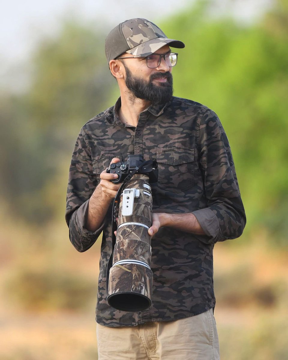 thardesertphoto's tweet photo. राजस्थान जोन का प्रतिनिधित्व करते हुवे PNB के Sports Event में Gold Medal जितने की बहुत बहुत बधाई JP 

दोस्तों एक बंदा कितना ऑलराउंडर हो सकता हैं आज इसका बहुत ही सटीक example हैं JP @imJpooniya 

PNB में Sr. Manager हैं, और सोशल मीडिया पर आम जनता को बैंकिंग मुद्दों पर awareness के podcast video भी बनाते हैं। 

बैंकिंग के साथ साथ passion के तौर पर बहुत ही शानदार वाइल्डलाइफ फोटोग्राफर हैं। उनकी click की फोटो National Geography, भारत सरकार, राजस्थान सरकार, राजस्थान वन विभाग, Sony  के साथ और कई बड़े प्लेटफार्म पर publish हो चुकी हैं।

फोटोग्राफी के साथ साथ वन्यजीव संरक्षण के कार्यों में हमेशा तत्पर रहते हैं और उसका बेहद शानदार तरीके से documentation करके आम जनता को उससे जोड़ने का हुनर भी बखूबी जानते हैं। 

पर्यावरण संरक्षण के हर मुद्दे को चाहे वो जोजरी प्रदूषण का हो, या अरावली का, या wildlife field में AI के दुरुपयोग का, बहुत ही यूनिक तरीके से सोशल मीडिया पर उठाने की खूबी हैं इनमे, जो सीधा आम लोगों को इन मुद्दों से जोड़ता हैं, जागरूक करता हैं। 

इन सब के साथ साथ फिटनेस के मामले में बेहद ऐक्टिव हैं।क्रिकेट के साथ साथ किसी भी खेल में जहाँ भी मौक़ा मिलता हैं खेल मैदान में कुछ न कुछ करते जरूर दिखेंगे।

जहाँ एक तरह सोशल मीडिया पर कई सरकारी अधिकारी आए दिन किसी न किसी कारणों से लोगों के निशाने पर रहते हैं वहाँ JP जैसे कुछ लोग वाक़ई इसका बेहद positive way में प्रयोग करके सबके लिए एक सटीक उदाहरण पेश कर रहे हैं।