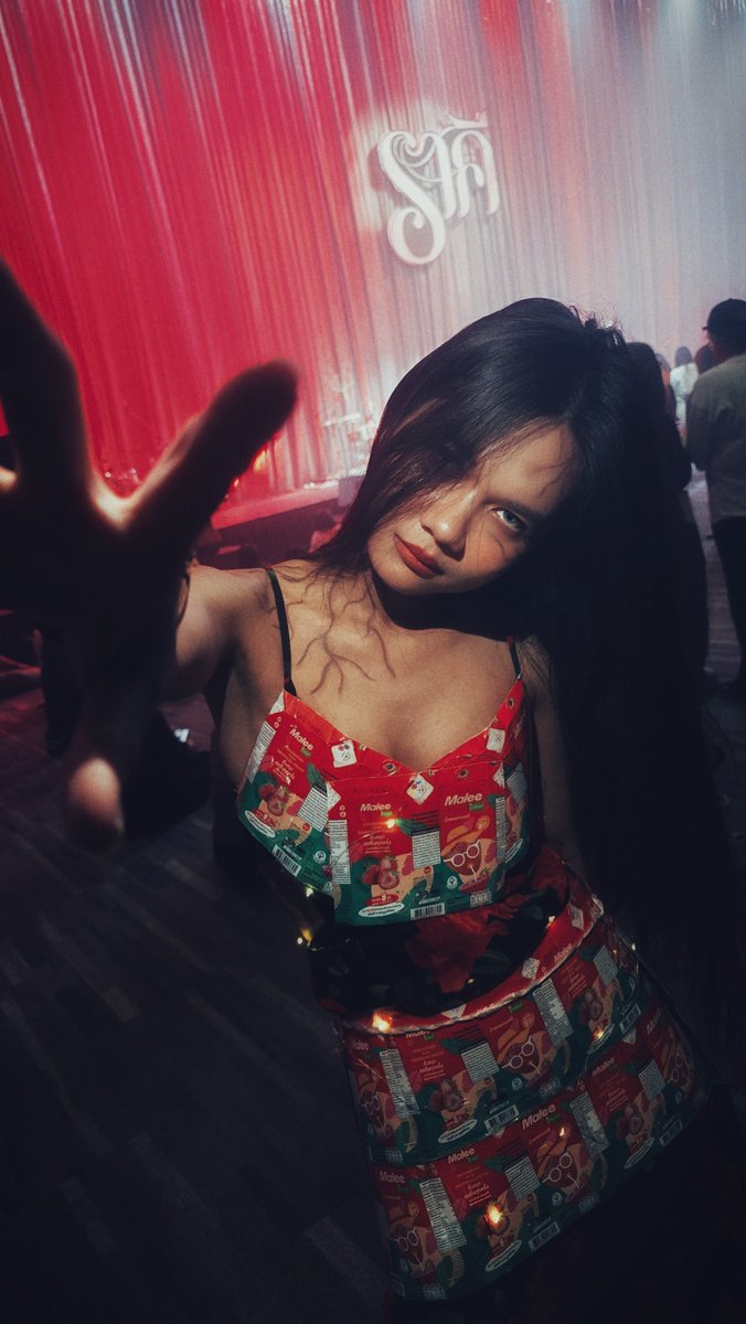 วันนี้มาในธีม ผี(น้ำ)มาลี กินแซ่บมากด้วย กินน้ำไปไม่ต่ำกว่า20กล่อง ภายใน2วัน555555555555555555555555555ไม่ค่อยอยากแต่งเป็นผีหรอก ปวดคอปวดเอวบิดเอวเอสตามผีมาลีต้นฉบับใน #ราคีTHESTAIN ไม่ไหว ใครอยากรู้ว่าผีมาลีชีบิดขนาดไหน 26 ก.พ. นี้ทุกโรงภาพยนตร์ #ผีมาลี #ราคีGala <a href="/TheStainMovie/">ราคี</a>