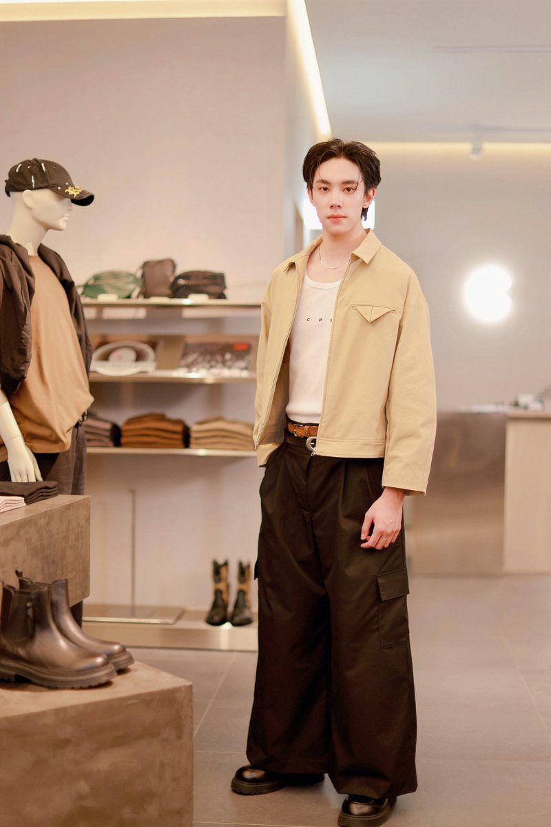 Ch7HD's tweet photo. 🎥 Smart Casual ที่ไม่ธรรมดา สไตล์ #ดีแลนด์เดโชชัย เท่ เรียบหรู แต่มีลูกเล่น ใส่แล้วดูดี มีเสน่ห์สุด ๆ😎
.
ตามไปแมตช์ LOOK สุดเท่กับ #ดีแลนด์ ได้ในคลิป Vlog Fashion ทาง
✅facebook : https://t.co/xXjbKgipit
✅youtube : https://t.co/4tGK5UmQf1
#CPS
#VLOGFASHION
#TSMManagement
#Ch7HD
