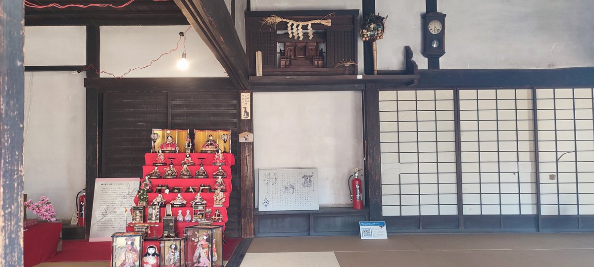 板橋区立郷土資料館の敷地内に「景観重要建造物」として区内の旧田中住宅が移設されている。
神棚の傍に表面にお多福、当たり矢、大魚など商売繁盛の熊手が飾られている。