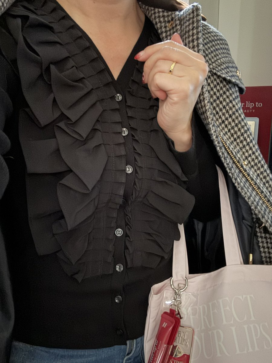 Ruffle Pleated Knit Cardigan 今日はBlack着用。。🖤 着ていると褒め