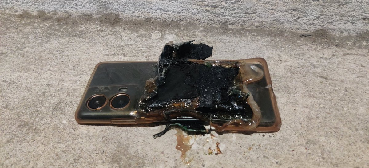 palnavin0's tweet photo. @motorolaindia @motorolaindia the new innovation that motorola gives you without responsibility 
If your phone gets burnt they say it external abuse
(A new motog85 6 month old)
Thank you team motorola https://t.co/uFJTCxFh4Z